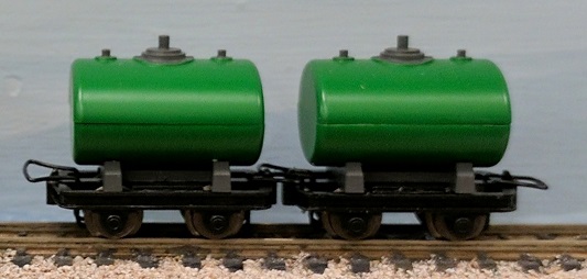 2 Tank Cars green