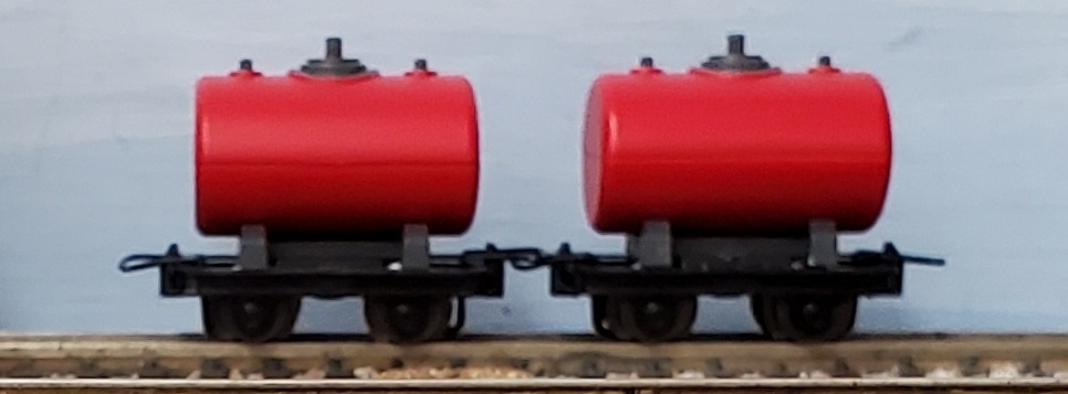 2 Tank Cars red