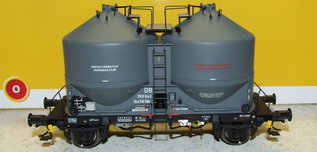 O Scale Pressure-flow Twin Silo freight car.