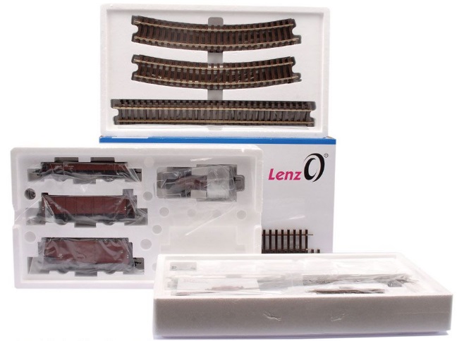 Starter set includes a Köf II, three freight cars, track oval with siding.