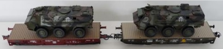 Roco Minitanks H0 Freight wagon set - Two heavy duty flat cars with German armored cars.